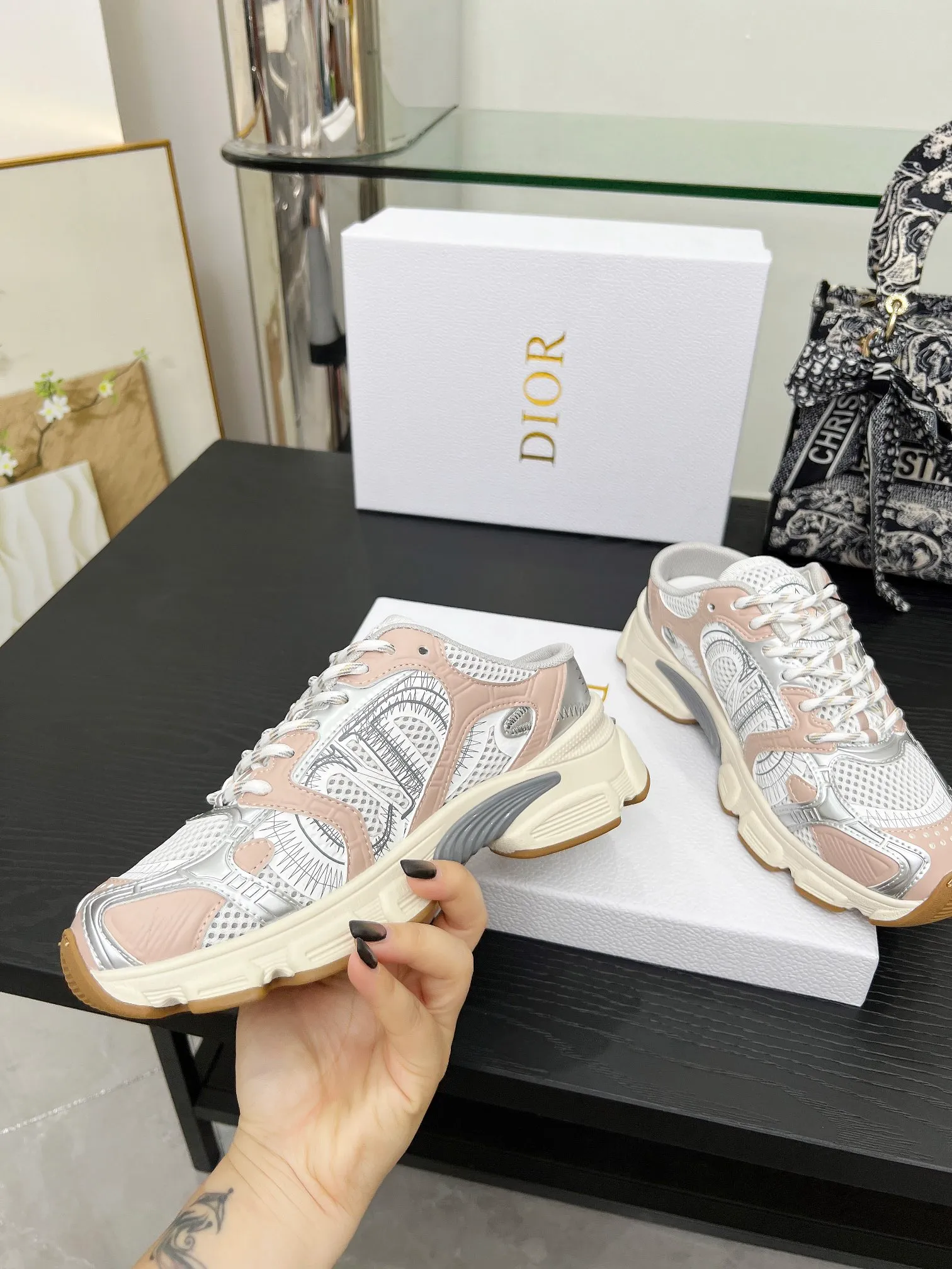 p560🐮🐮This Dior Chrono sports half slipper reinterprets running shoes with Dior's haute couture style. Gray mesh fabric is paired with tonal suede calfskin panels, the CD logo on the side, the star patch on the tongue and the Dior logo on the heel, all in classic fine detail. Featuring two-tone laces and a lightweight sole with star graphics, they can be worn year-round. Size: Women’s size 35-41 (35/42 can be customized) Men’s size 40-46 (men’s version is being printed) Color: 12 colors available